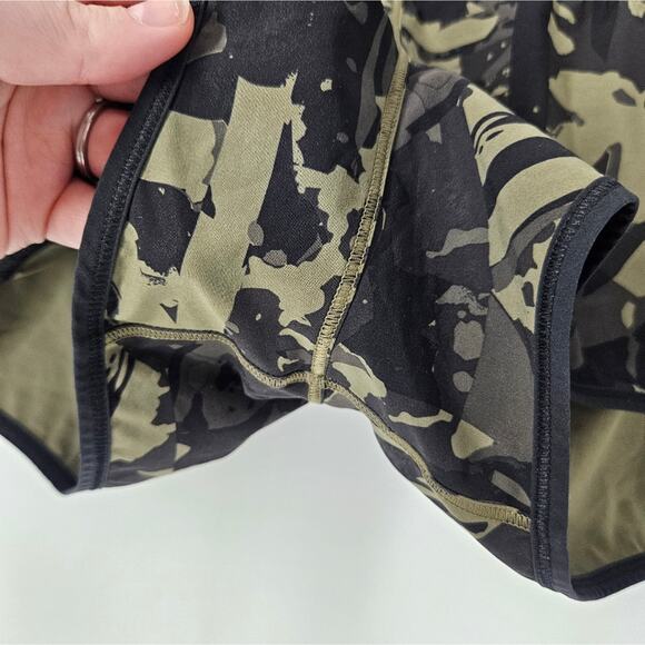 Lululemon Pop Cut Fatigue Green Black H20 Speed Up Shorts 10 - Picture 5 of 12